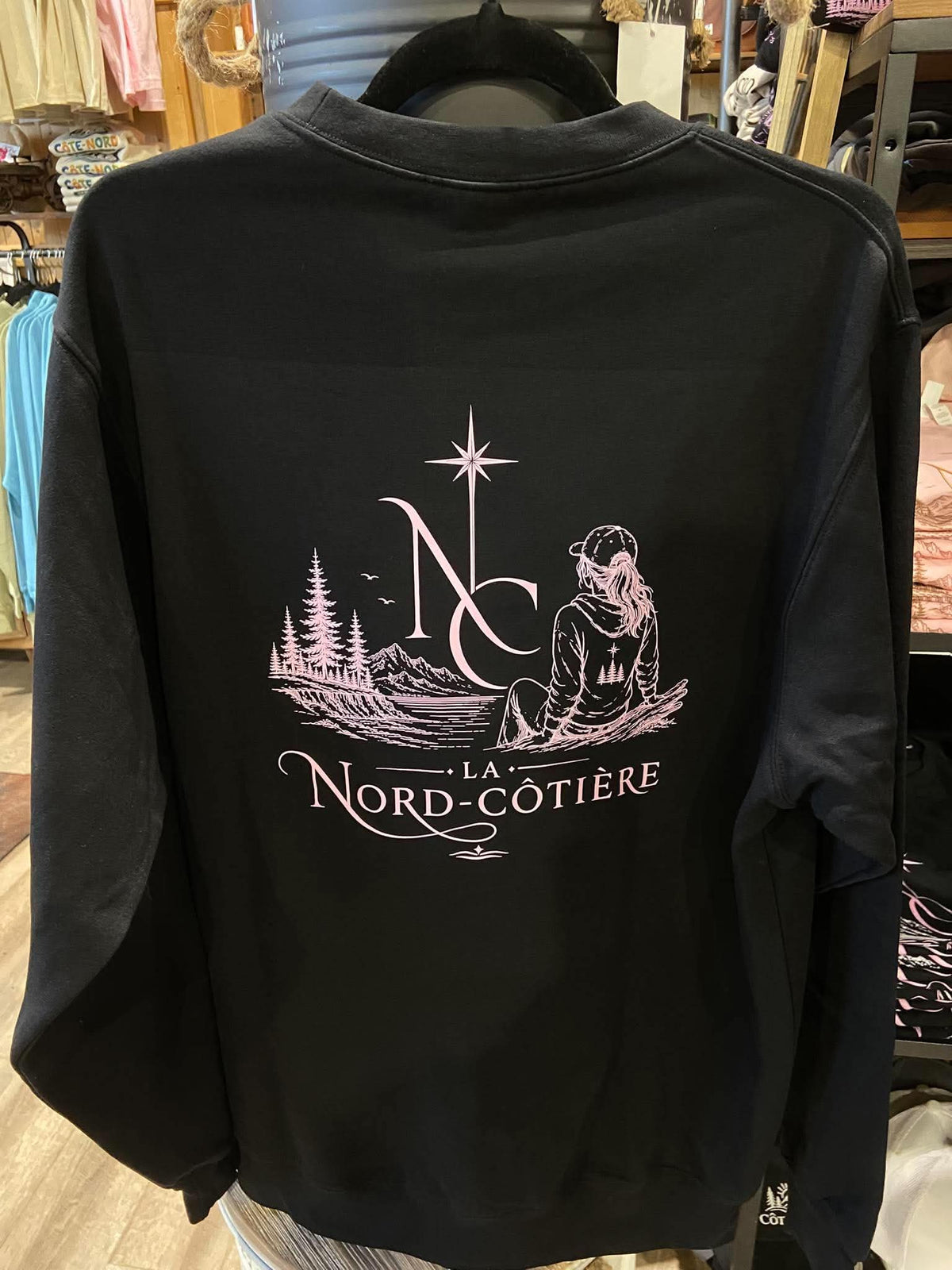 Crewneck La Nord-Côtière noir | Broderie rose à l’avant et logo au dos