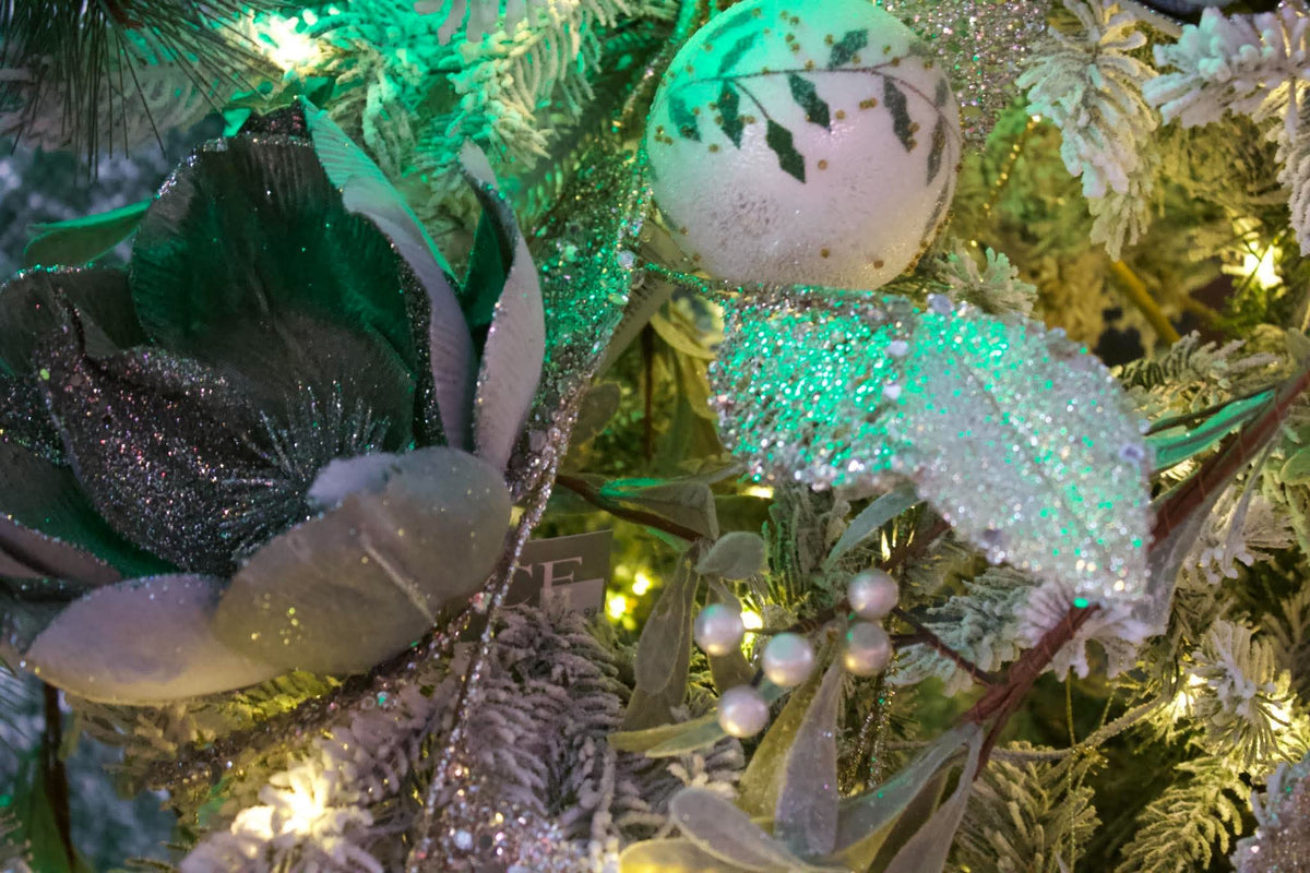 Décor de Noël aux boules rosées et aux branches enneigées chez Trudel-Signatures