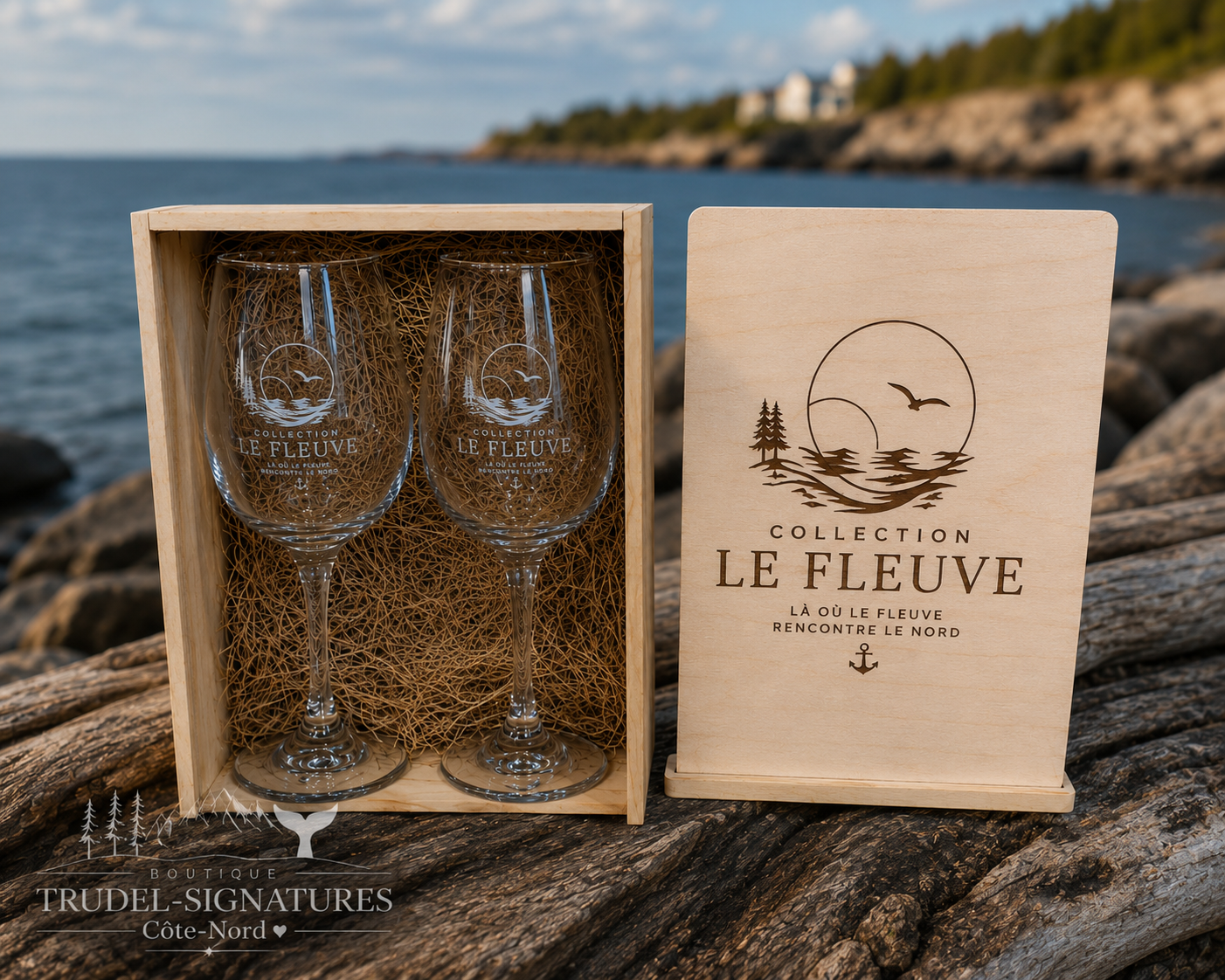Coffret 2 verres à vin gravés Collection Le Fleuve dans écrin bois naturel sur rochers au bord du fleuve