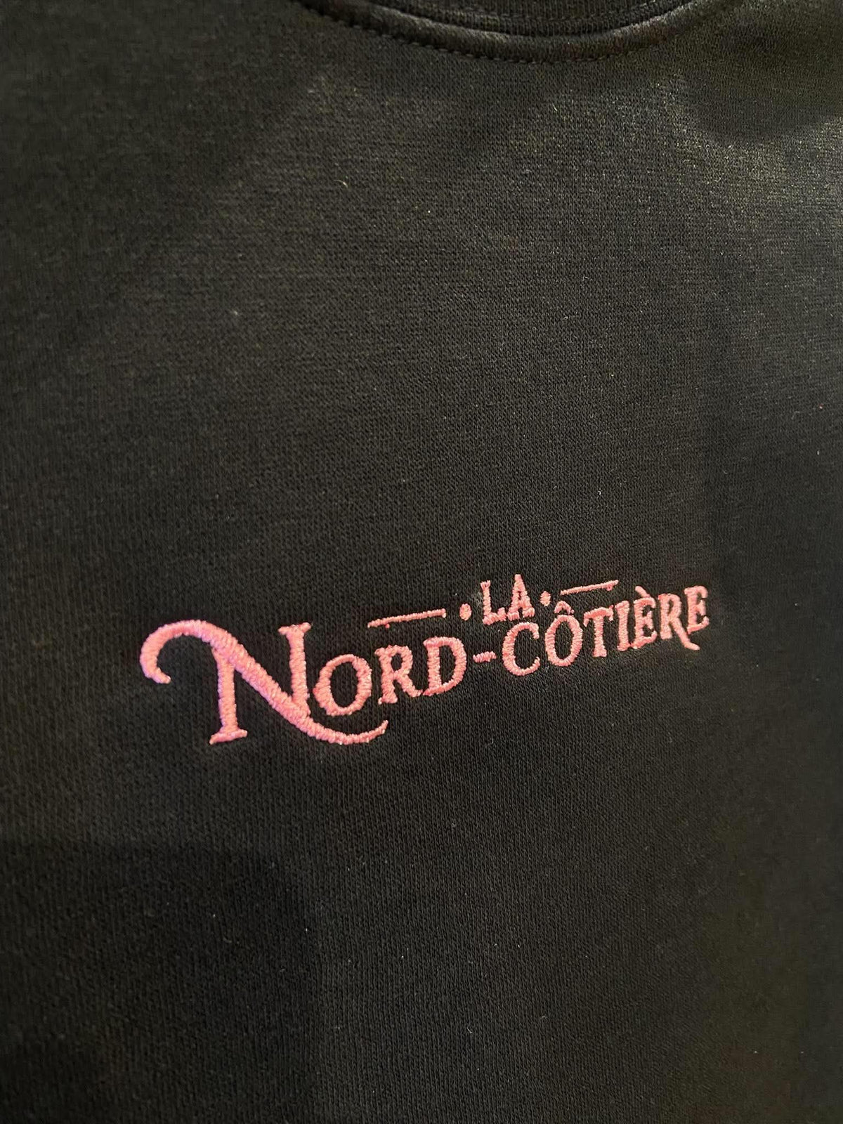 Crewneck La Nord-Côtière noir | Broderie rose à l’avant et logo au dos