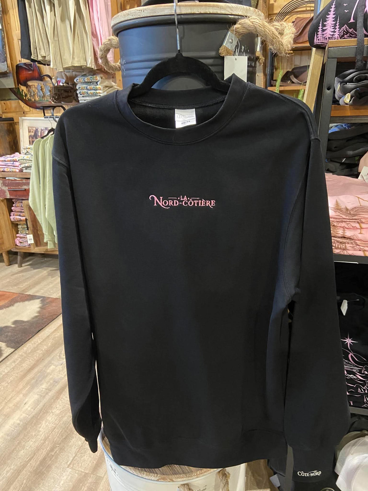 Crewneck La Nord-Côtière noir | Broderie rose à l’avant et logo au dos