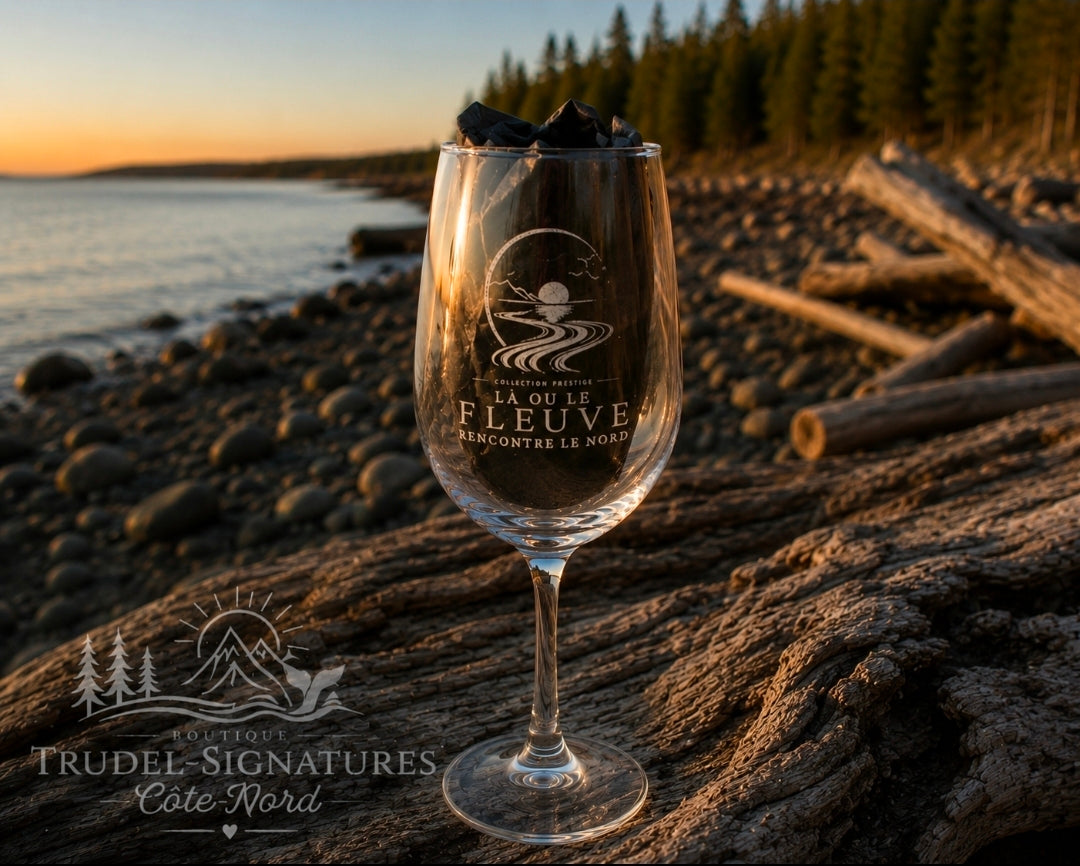 Verre à vin gravé – Collection Le Fleuve.  Grsvure, ici dans la Manicouagan 🫶