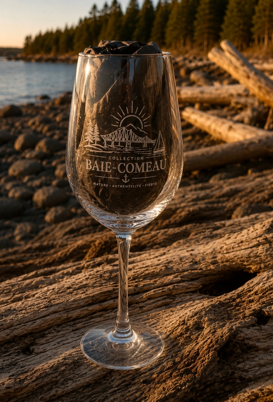 Verre à vin gravé – Collection Prestige Côte-Nord. Gravure, dans la Manicouagan !
